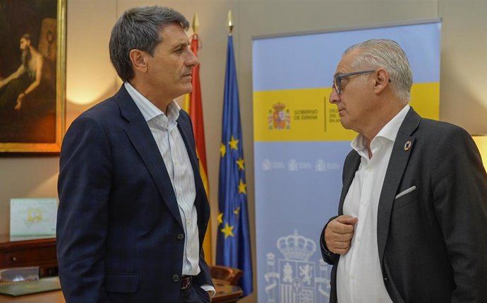 De izquierda a derecha, el delegado del Gobierno en Andalucía, Pedro Fernández, y el presidente de la CHG, Joaquín Páez.