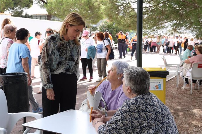 La presidenta de la Diputación, Almudena Martínez, saludando a dos personas en la convivencia del programa Mayores Activo.