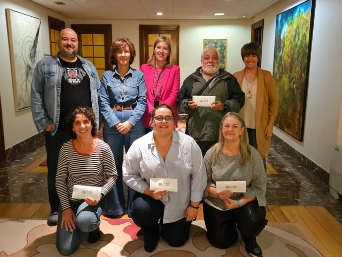 Ana Otadui y miembros de la mesa de Juntas junto a las entidades culturales a las que han donado sus entradas de ópera de la ABAO