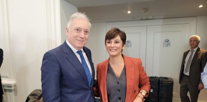 El consejero de Fomento, Vivienda, Logística y Cohesión Territorial del Gobierno de Aragón, Octavio López, y la ministra de Vivienda, Isabel Rodríguez.