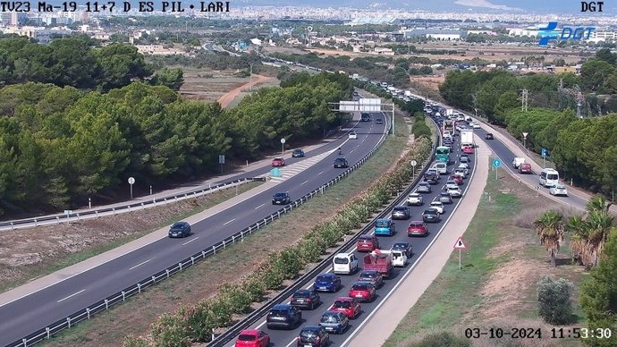 Imagen de la retención en la Ma-19 en la entrada a Palma por Es Pil·larí.