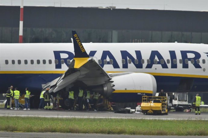 01 October 2024, Italy, Bergamo: The plane of Ryanair flight FR846 coming from Barcelona El Prat, on the runway of Orio al Serio airport. 