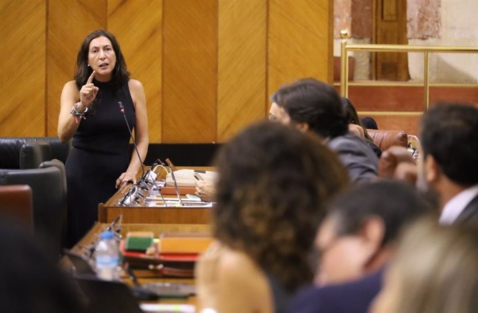 La consejera de Inclusión Social, Loles López, en el pleno del Parlamento del 3 de octubre de 2024.