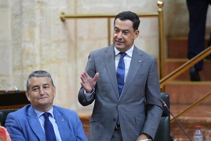 El presidente de la Junta de Andalucía, Juanma Moreno toma la palabra durante la segunda jornada del Pleno del Parlamento andaluz. A 3 de octubre de 2024, en Sevilla (Andalucía, España). En la sesión se realizó el control al Gobierno, con preguntas de l