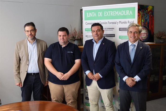 El consejero de Gestión Forestal y Mundo Rural, Ignacio Higuero, con responsables de Cruz Roja.