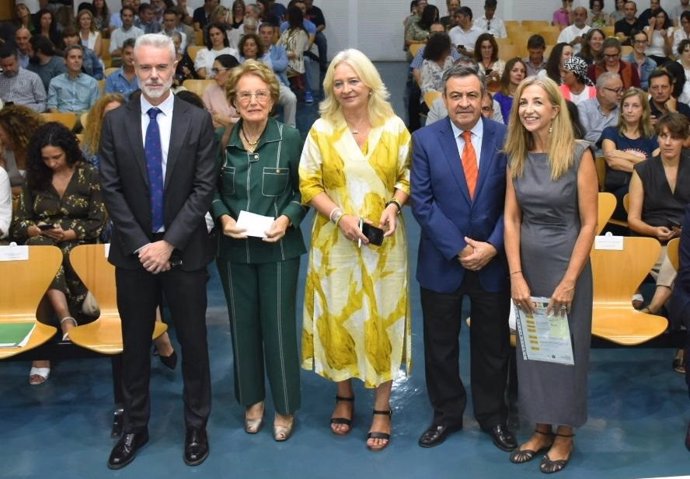 La delegada de la Junta de Andalucía en la provincia de Cádiz, Mercedes Colombo, junto a representantes de la administracion andaluza y Feproami en la jornada 'Empleo Público y Discapacidad Intelectual'.