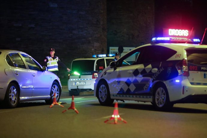 Archivo - Un control de la Policía durante la celebración de la festividad de San Froilán en los locales y discotecas de la zona, a 5 de octubre de 2023, en Lugo, Galicia (España). La patronal estatal del ocio nocturno, Spain Nightlife y la Asociación Int