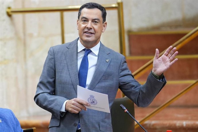 El presidente de la Junta de Andalucía, Juanma Moreno, este jueves en el Pleno del Parlamento. 