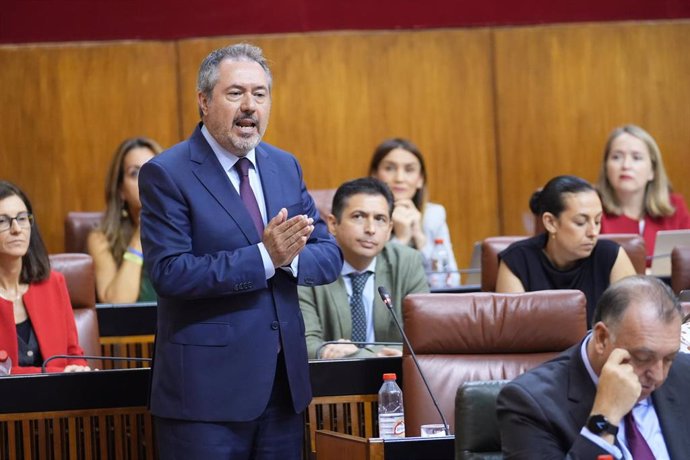 El secretario general del PSOE de Andalucía, Juan Espadas toma la palabra durante la segunda jornada del Pleno del Parlamento andaluz. A 3 de octubre de 2024, en Sevilla (Andalucía, España). En la sesión se realizó el control al Gobierno, con preguntas de