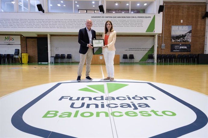 La concejala delegada del Área de Sostenibilidad Medioambiental, Penélope Gómez, entrega el certificado al presidente de Unicaja Baloncesto, Antonio Jesús López Nieto.