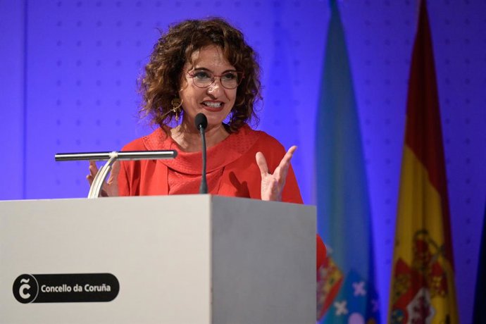 La vicepresidenta primera y ministra de Hacienda, María Jesús Montero, durante el II Encuentro de Alcaldesas, en el Palacio de exposiciones y congresos de Coruña, a 1 de octubre de 2024, en A Coruña, Galicia (España). El encuentro reúne a una treintena de