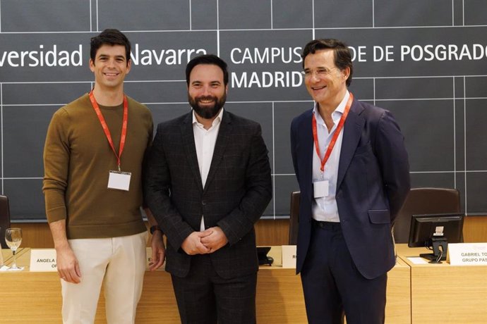 Foto de familia de la jornada en la que se ha presentado hoy el informe de BackFund, en la Universidad de Navarra en Madrid, con presencia de Ángel Niño, delegado de Innovación y Emprendimiento del Ayuntamiento de Madrid (en el centro).