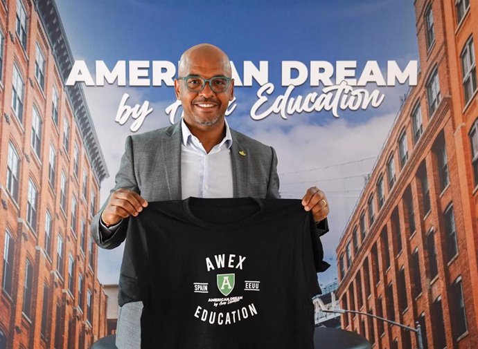 Marcos Senna posa con la camiseta de Awex Education