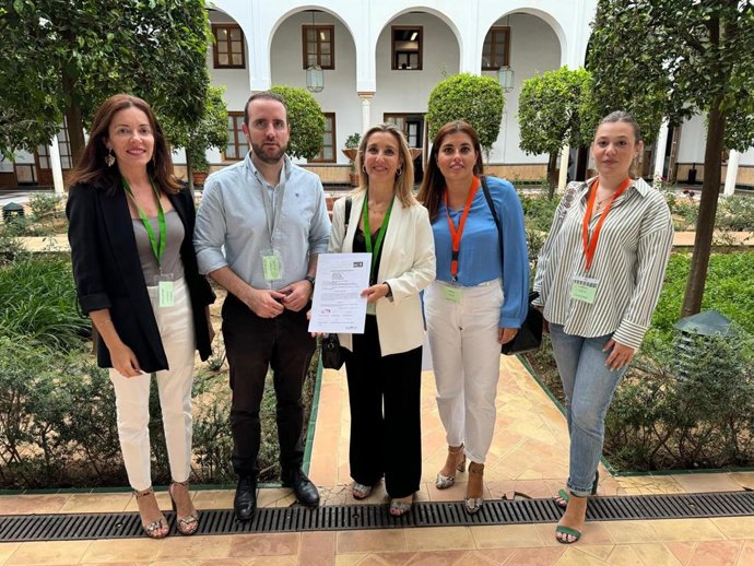 La alcaldesa de Alcalá lleva al Parlamento Andaluz "el grave problema" de la localidad con el autobús a Sevilla.