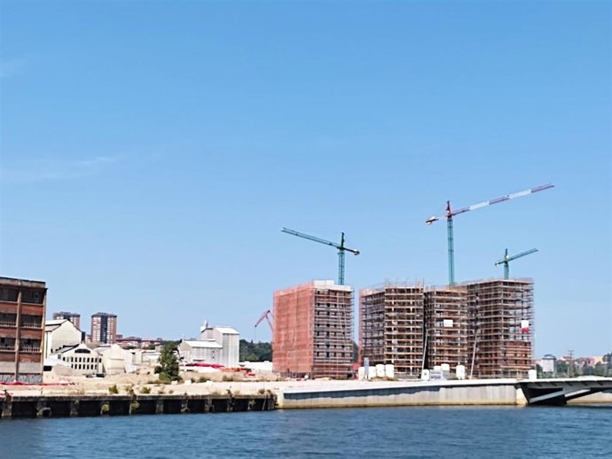 Archivo - Edificios en construcción en Bilbao