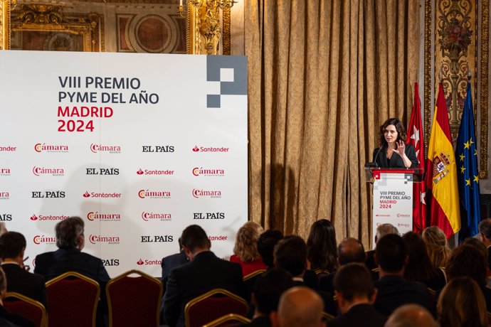 La presidenta de la Comunidad de Madrid, Isabel Díaz Ayuso, interviene durante la ceremonia de la VIII edición del Premio Pyme del Año de Madrid, a 3 de octubre de 2024, en Madrid (España).