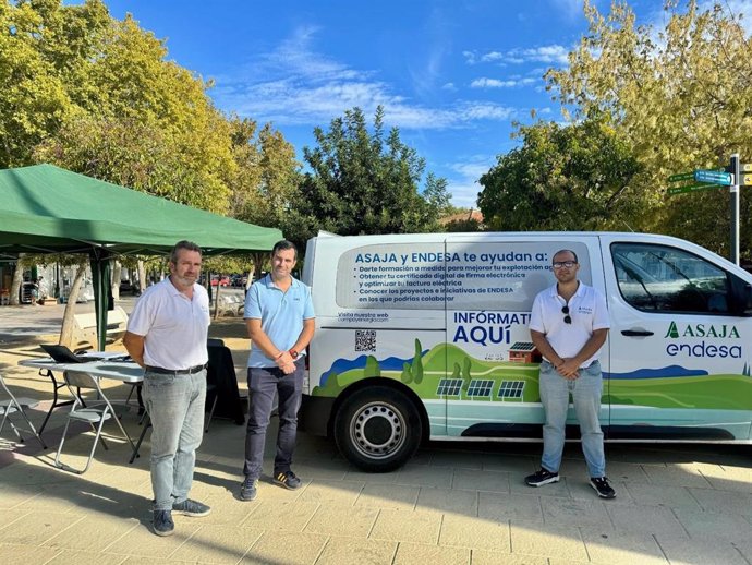 La Oficina Móvil de Asaja y Endesa para promover la digitalización de zonas rurales que recorrió en 2023 más de 17.000 kilómetros por toda España, ha viajado esta semana por las localidades malagueñas de Almargen y Campillos.