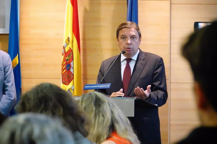 El ministro de agricultura, Pesca y Alimentación, Luis Planas, interviene durante su visita a las instalaciones de la planta de cría de lenguados Sea Eight, en el puerto de El Musel en Gijón, a 2 de octubre de 2024, en Gijón, Asturias (España). 