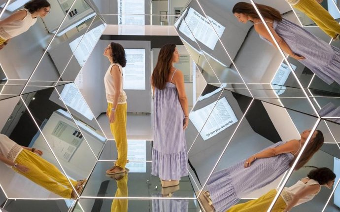 Exposición 'Espejos. Dentro y fuera de la ralidad' en CaixaForum