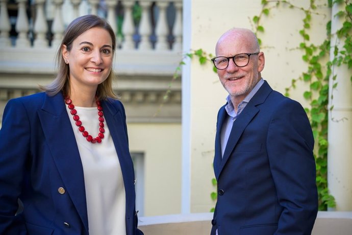 El presidente de la Ascef, Jaume Alsina, y la directora global de la unidad de Family Office de Andbank, Nely Mayoral.