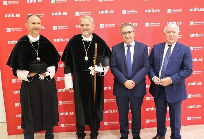 El conseller Rovira (2d) en la apertura de curso de la UMH