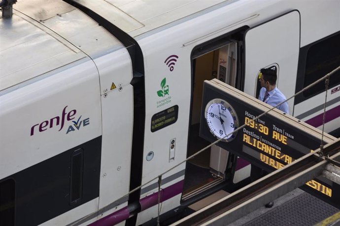 Archivo - Un trabajador de Renfe en las puertas de un AVE, en la estación Puerta de Atocha, a 3 de agosto de 2022, en Madrid (España). 