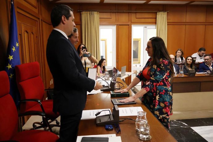 Toma de posesión de Marta Isabel León como concejal de Vox ante el alcalde, José María Bellido, y el secretario del Pleno, Valeriano Lavela, con los concejales de la oposición al fondo.