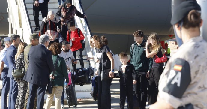 Un grupo de españoles desembarca de un Airbus del Ejército en el aeropuerto de Torrejón. 