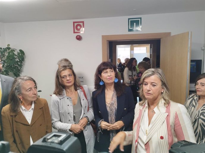 La ministra de Igualdad, Ana Redondo, y la diputada foral de Empleo, Cohesión Social e Igualdad, Teresa Laespada, durante una visita al centro de atención a víctimas de violencia sexual ubicado en Bilbao.