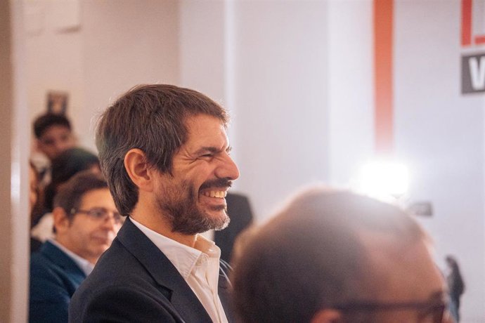 El ministro de Cultura, Ernest Urtasun durante la inauguración de la exposición Los 100 metros libres: Vida y milagros de la Escuela de Cine (1947-1976) en la Sala de exposiciones de Filmoteca Española, a 3 de octubre de 2024, en Madrid (España). 