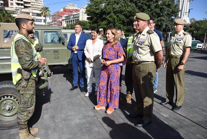 La presidenta del Cabildo de Tenerife, Rosa Dávila, en un reconocimiento institucional a los soldados por su participación en la 'Operación Meteoro' de vigilancia de los montes de la isla