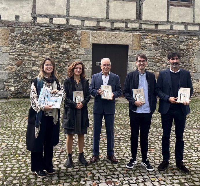 Mireia Massagué, directora de Chillida Leku; Nausica Sánchez, responsable de Educación e Investigación en Chillida Leku; Rafael Martínez, fundador y presidente de Norma Editorial; David Marto, dibujante y autor de El mapa de Chillida y Mikel Chillida