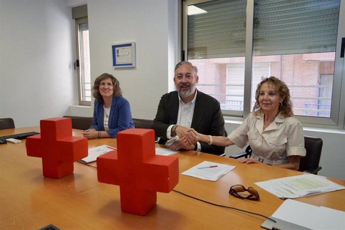 EL alcalde de Santomera, Víctor Martínez, y la presidenta autonómica de Cruz Roja en la Región de Murcia, María Teresa Sánchez Elduayen, durante la firma del acuerdo