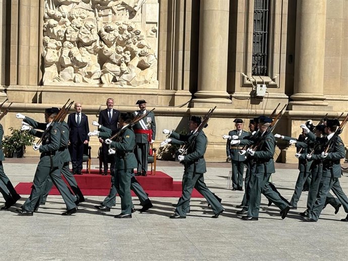 El presidente del Gobierno de Aragón, Jorge Azcón; el delegado del Gobierno, Fernando Beltrán; y el general de la Guardia Civil Francisco Javier Almiñana presiden el desfile en el acto de celebración de la Patrona de la Benemérita, la Virgen del Pilar.
