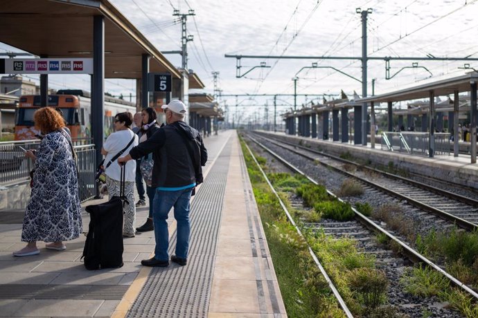 Passatgers a l'andana d'un tren