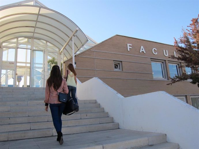 Archivo - Vista del acceso a una de las facultades de la Universidad de Málaga en el campus de Teatinos.