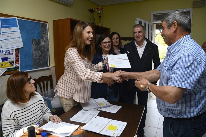 La conselleira do Medio Rural, María José Gómez, entrega los títulos de la concentración parcelaria de Espiño-Videferre