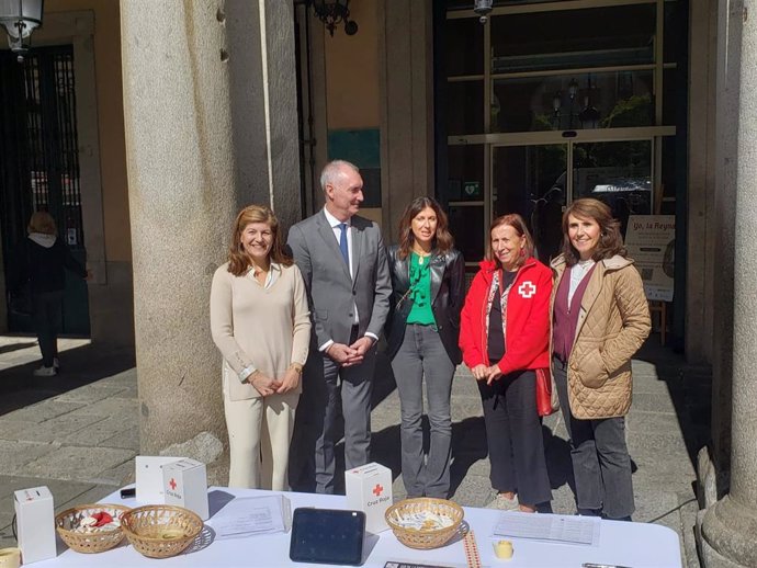 La presidenta de Cruz Roja Segovia, María Teresa Fuentetaja (2D), con el alcalde de Segovia, José Mazarías, la Concejal Azucena Suárez y la delegada de la Junta, Raquel Alonso.