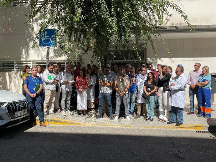 Personal sanitario concentrados por un episodio violento contra profesionales del centro de salud De La Paz en Cádiz. ARCHIVO.