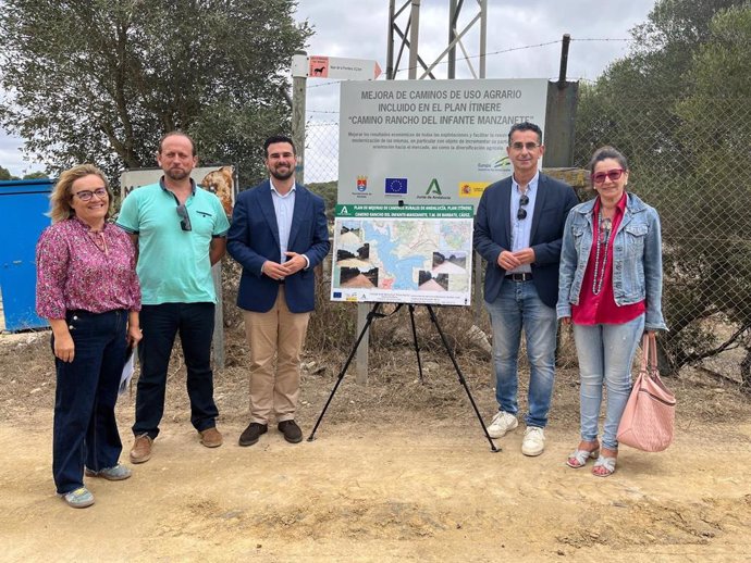 El delegado territorial de Agricultura, Pesca, Agua y Desarrollo Rural de la Junta de Andalucía en Cádiz, Francisco Moreno, y el alcalde de Barbate, Miguel Molina, en el inicio de obras del camino rural Rancho del infante-Manzanete.