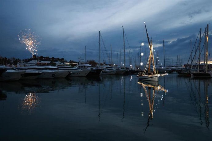 Archivo - Un llaüt, con los Reyes Magos a bordo.