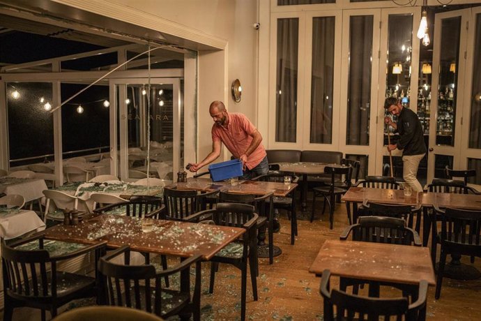 Cristales rotos en un restaurante de Tel Aviv por el ataque con misiles desde Irán