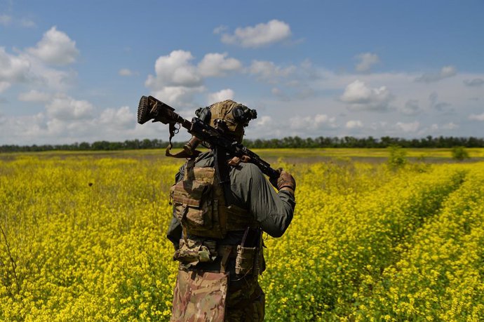 Archivo - May 25, 2023, Vuhledar, Donetsk Oblast, Ukraine: A Ukrainian soldier from the 68th Jager Brigade walks through the flower fields outside the city of Vuhledar.