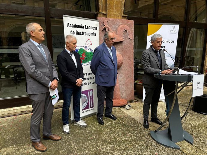 Representantes institucionales y organizadores de las Primeras Jornadas Gastronómicas de la Trucha de León, durante su presentación este jueves