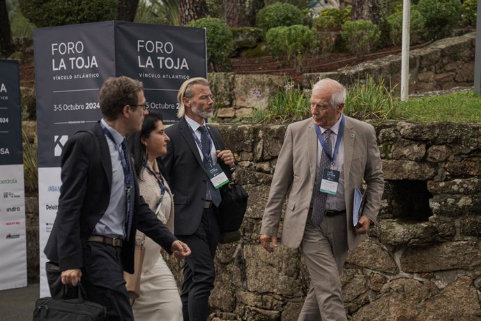 El alto representante y vicepresidente de la Comisión Europea, Josep Borrell (1d), a su llegada a la primera jornada del Foro de La Toja-Vínculo Atlántico, en Eurostars Gran Hotel La Toja, a 3 de octubre de 2024, en La Toja, Pontevedra