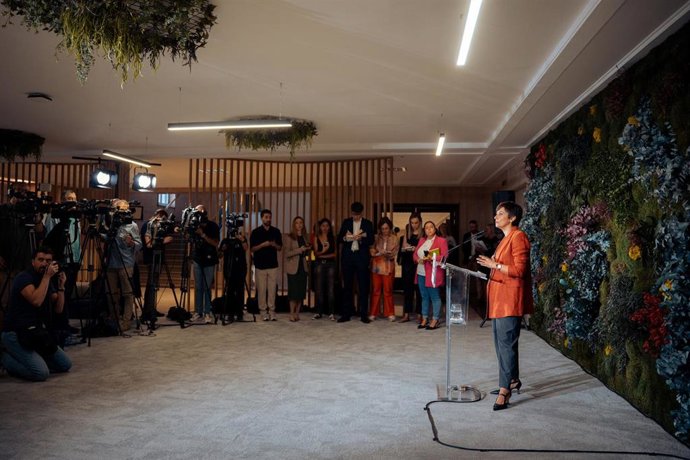 La ministra de Vivienda, Isabel Rodríguez, durante una rueda de prensa, antes de la Conferencia Sectorial de Vivienda con los responsables autonómicos, en la sede del Ministerio, a 3 de octubre de 2024, en Madrid (España)