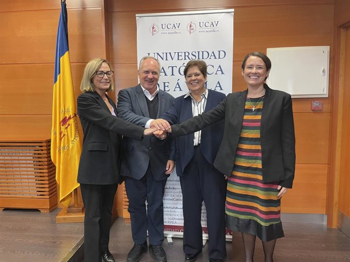 Un momento de la firma del convenio.