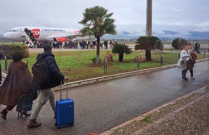 Pasajeros embarcan en un avión en el Aeropuerto de Córdoba, en una imagen de archivo.