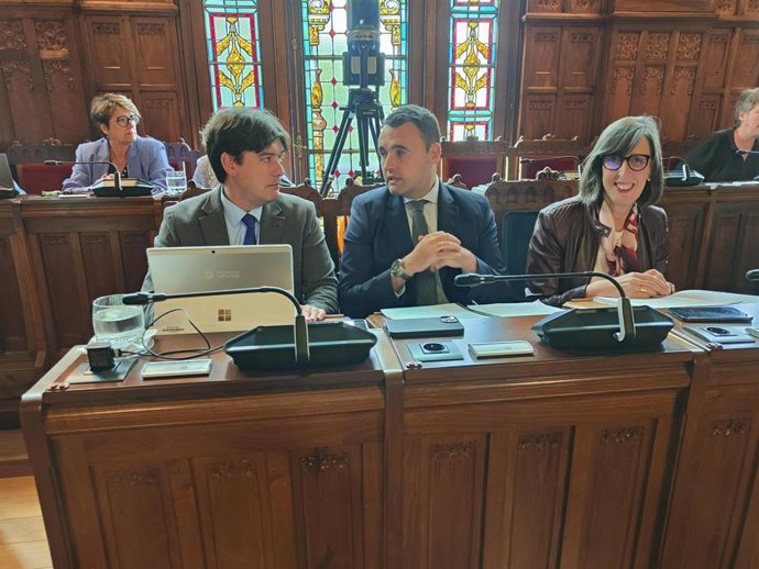 Los consejeros Borja Sánchez, Guillermo Peláez y Nieves Roqueñí