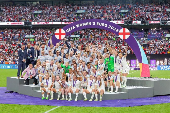 Archivo - Las jugadoras de Inglaterra celebran después de ganar la UEFA Women's Euro 2022, partido de fútbol final entre Inglaterra y Alemania el 31 de julio de 2022 en el estadio de Wembley en Londres, Inglaterra - Foto Nigel Keene / ProSportsImages / DP